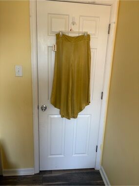 Zara Olive Green Satin Wide-Leg Culotte Pants